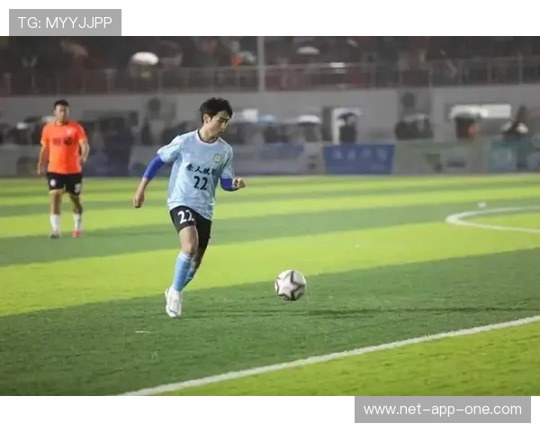 足球球星的精彩进球集锦：感受绿茵场上的瞬间震撼与荣耀